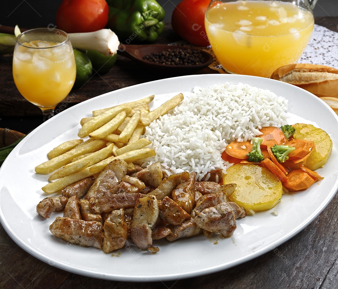 Deliciosa comida com salada fria batatas e carne em tiras grelhada