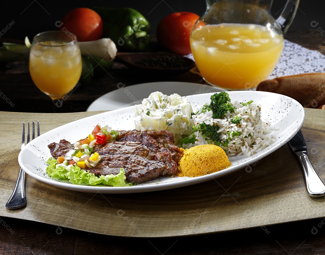 Bife de carne com batatas e arroz em fundo branco isolado