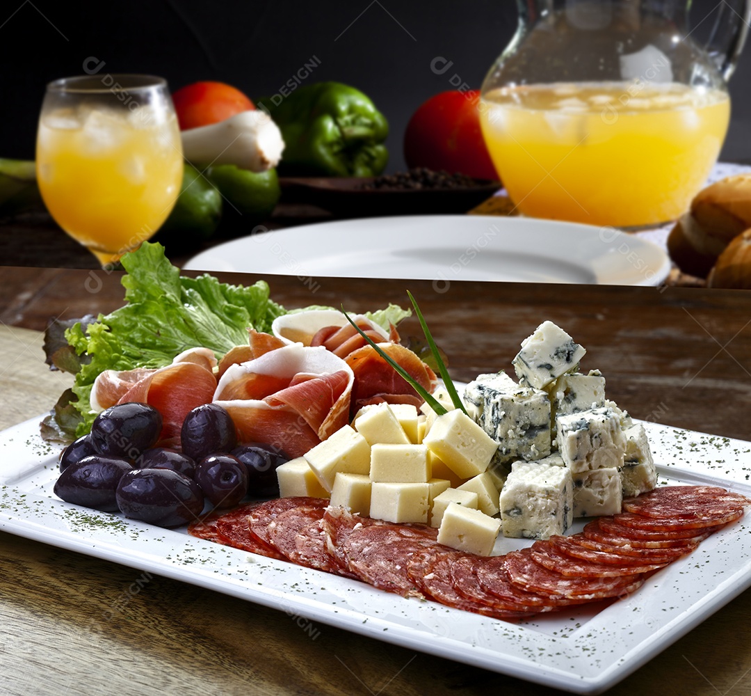 Salada de frios queijos salame azeitona