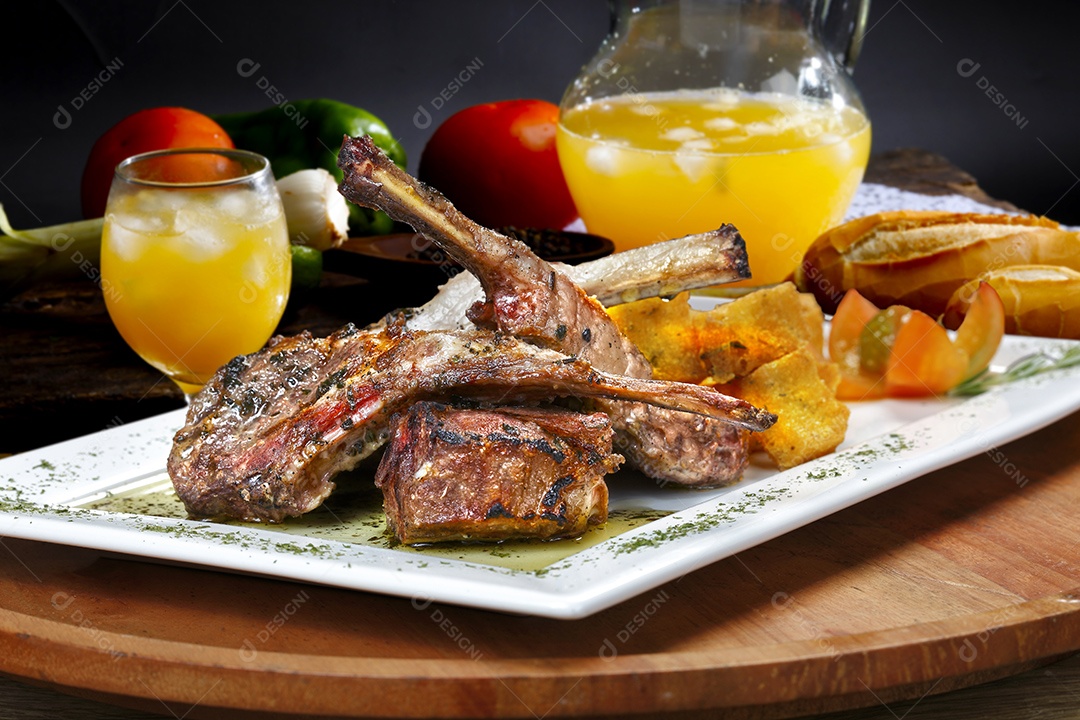 Bandeja branca com costela assada e algumas verduras