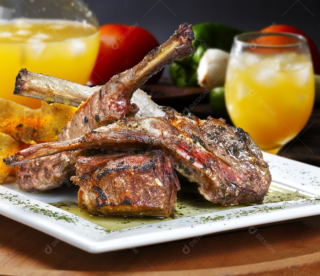 Prato branco com pedaços de costela assado