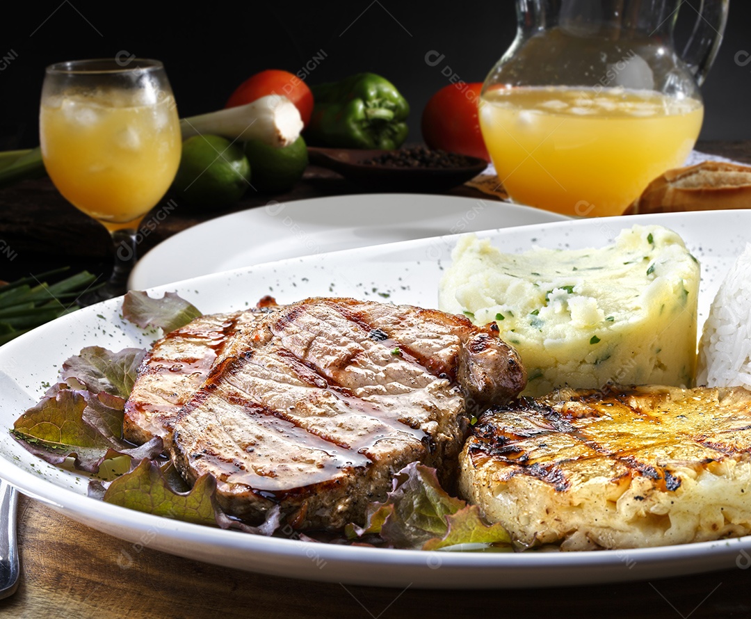 Carne grelhada com guarnições de porco