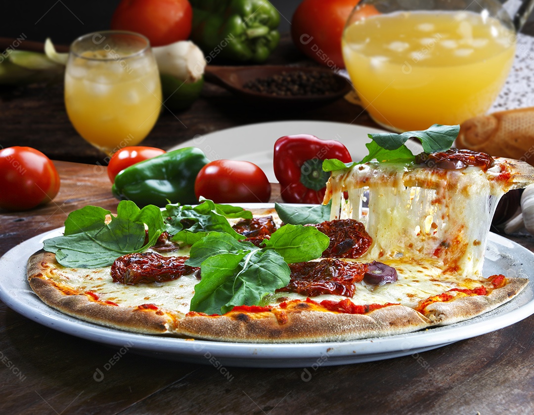 Fatia de pizza de queijo com tomates ressecados