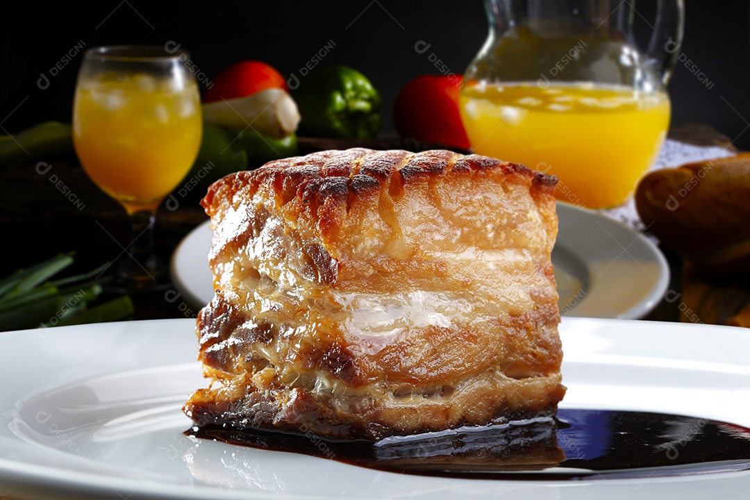 Barriga de porco assada com molho