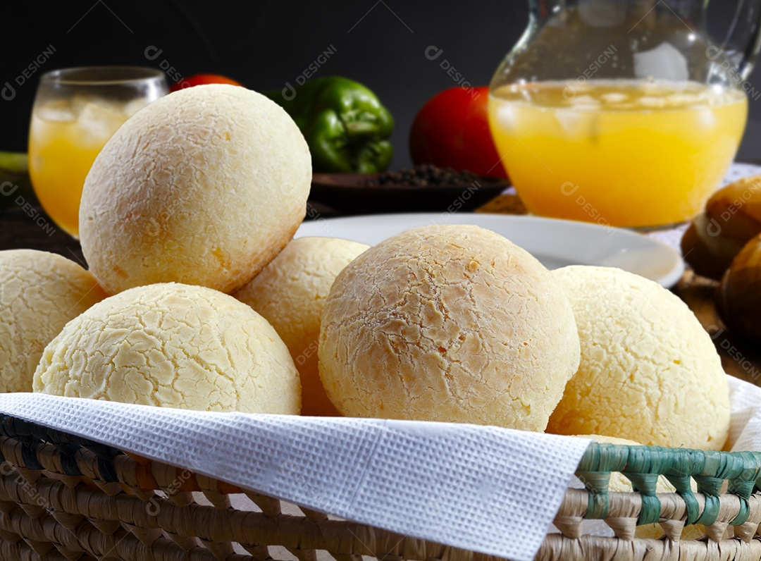 Pão de queijo lanche brasileiro com jarra de suco