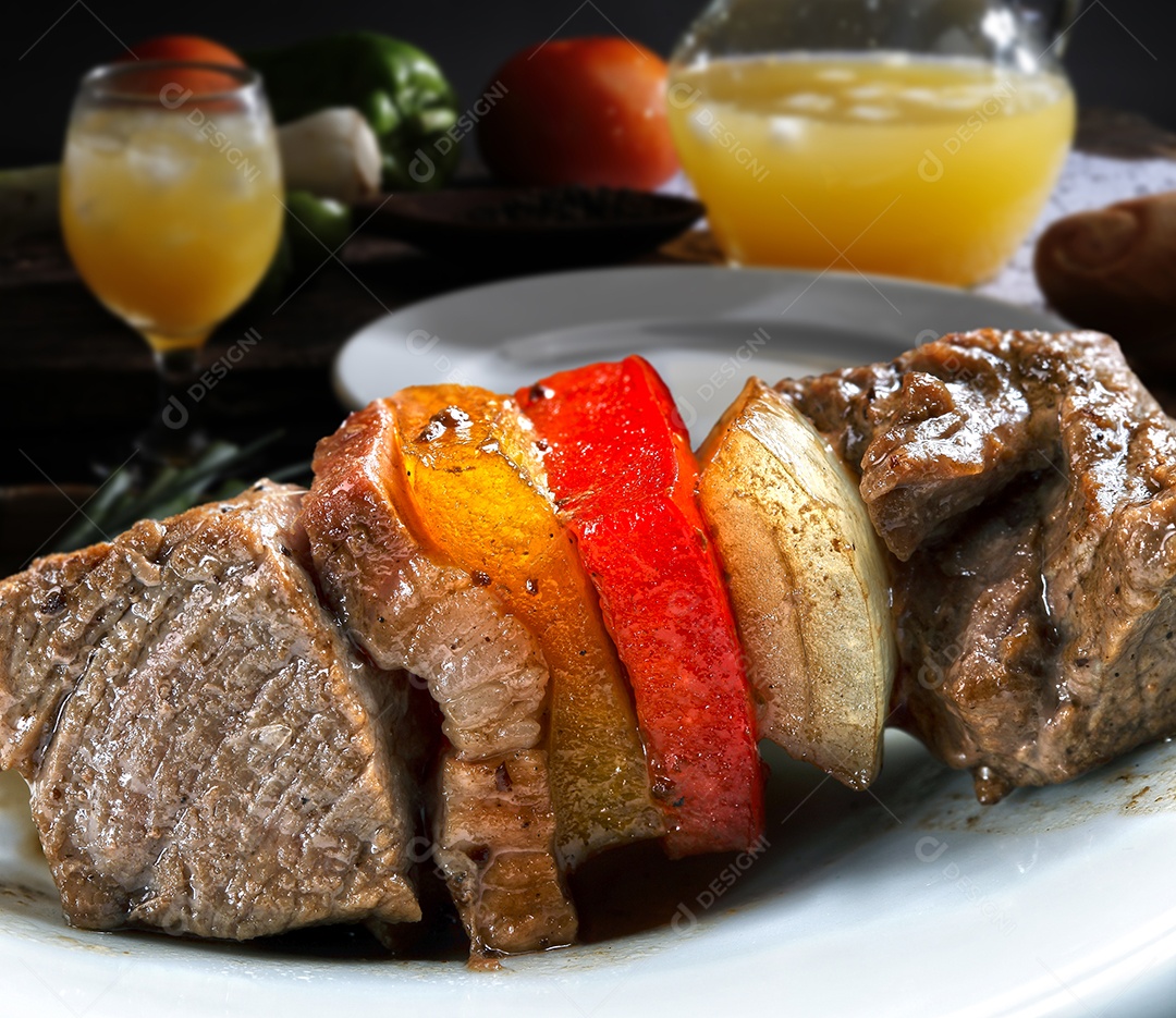 Espetinhos de carne com legumes