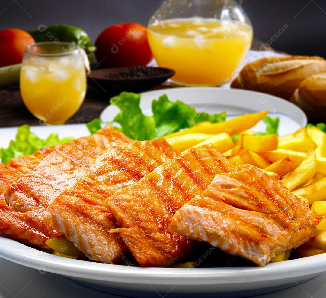 Salmão grelhado com salada