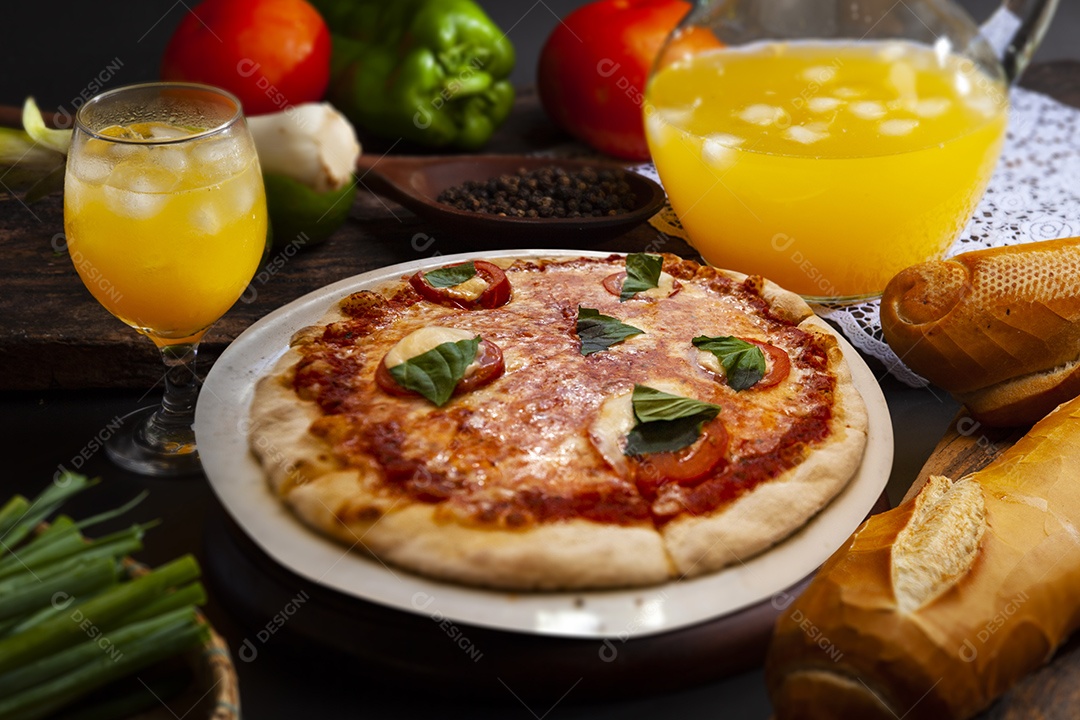 Pizza de queijo com tomates e folha