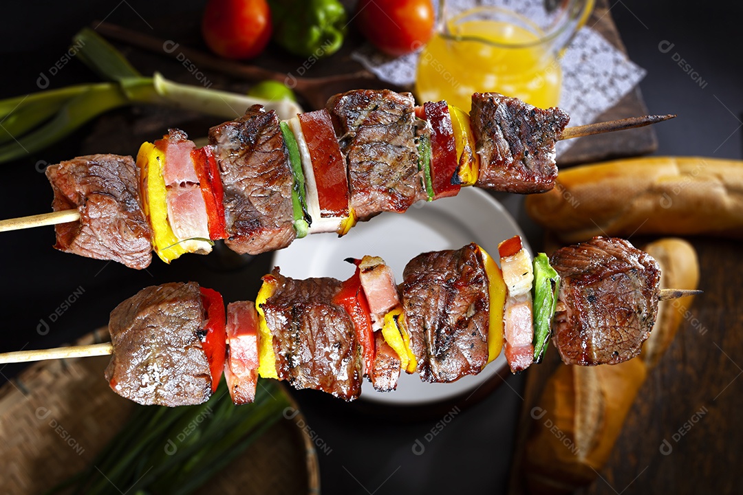Espetinhos de carne com legumes delicioso