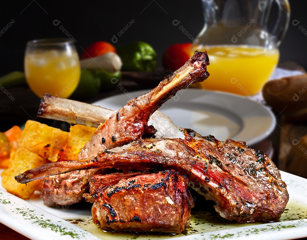 Costela assada com molho barbecue e legumes