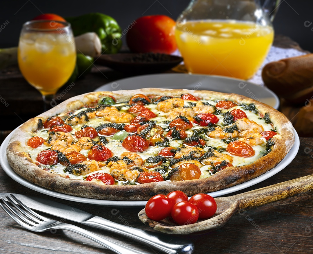 Pizza de camarão e tomates