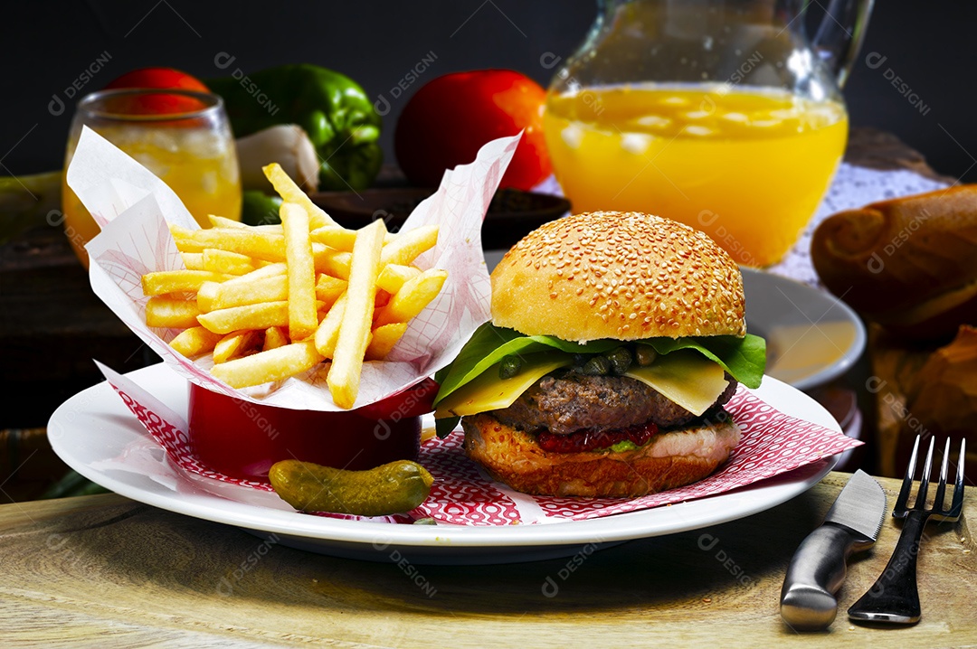 Prato com hamburguer gourmet e batatas fritas