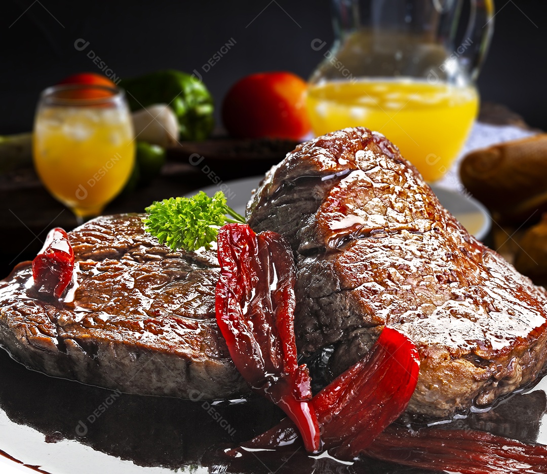 Filé mignon ao molho de vinho tinto