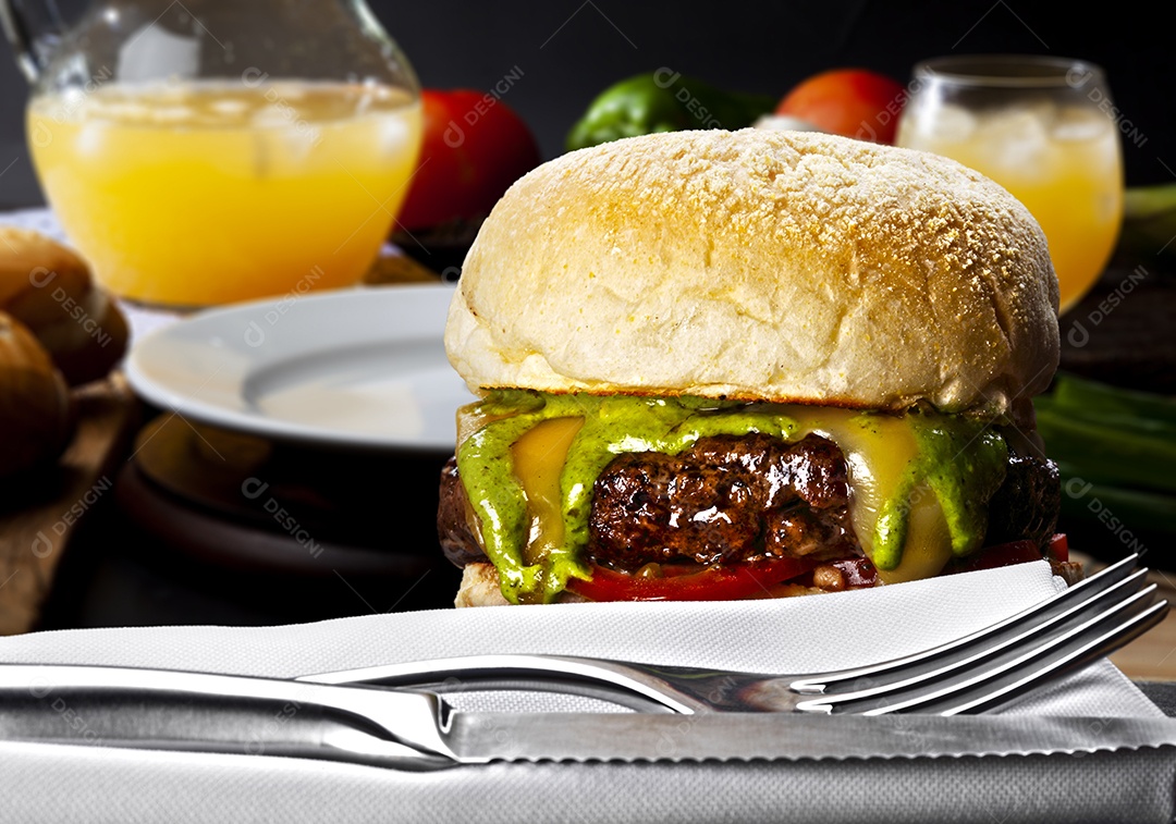 Hamburguer carne e molho verde