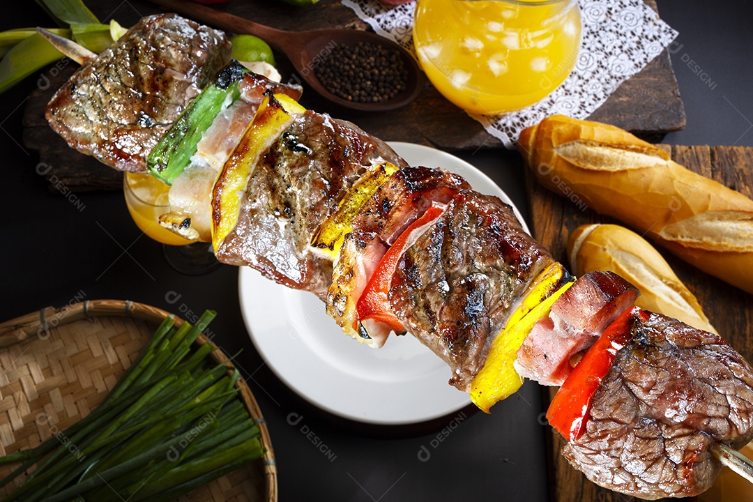 Espetinho de legumes com carnes