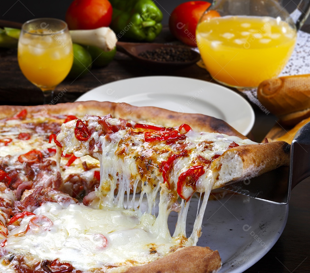 Pizza de queijo com presunto e calabresa ralado