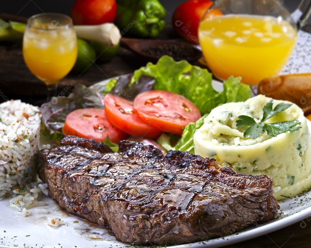 Carne grelhada com acompanhamentos