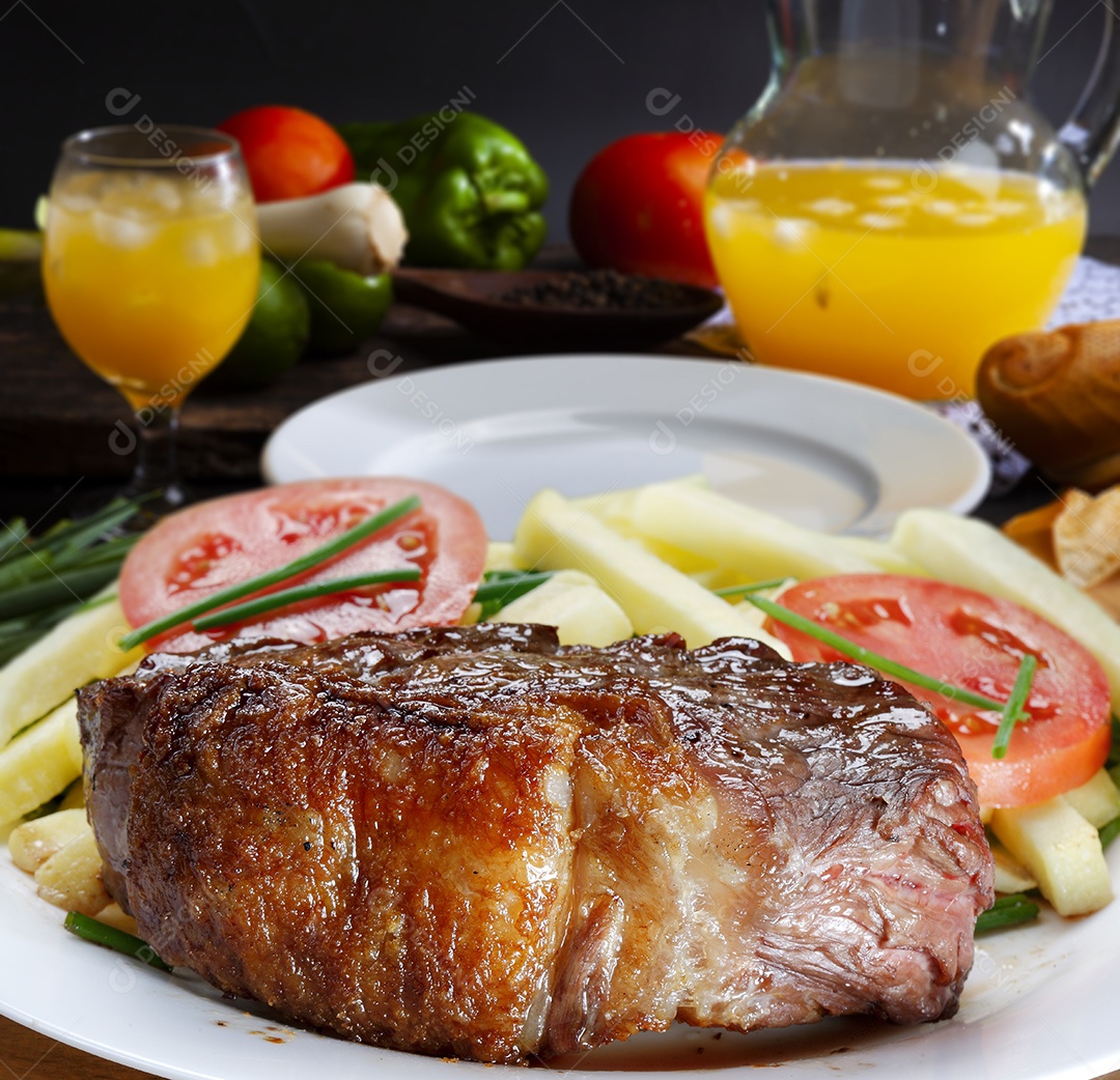 Carne grelhada com acompanhamentos