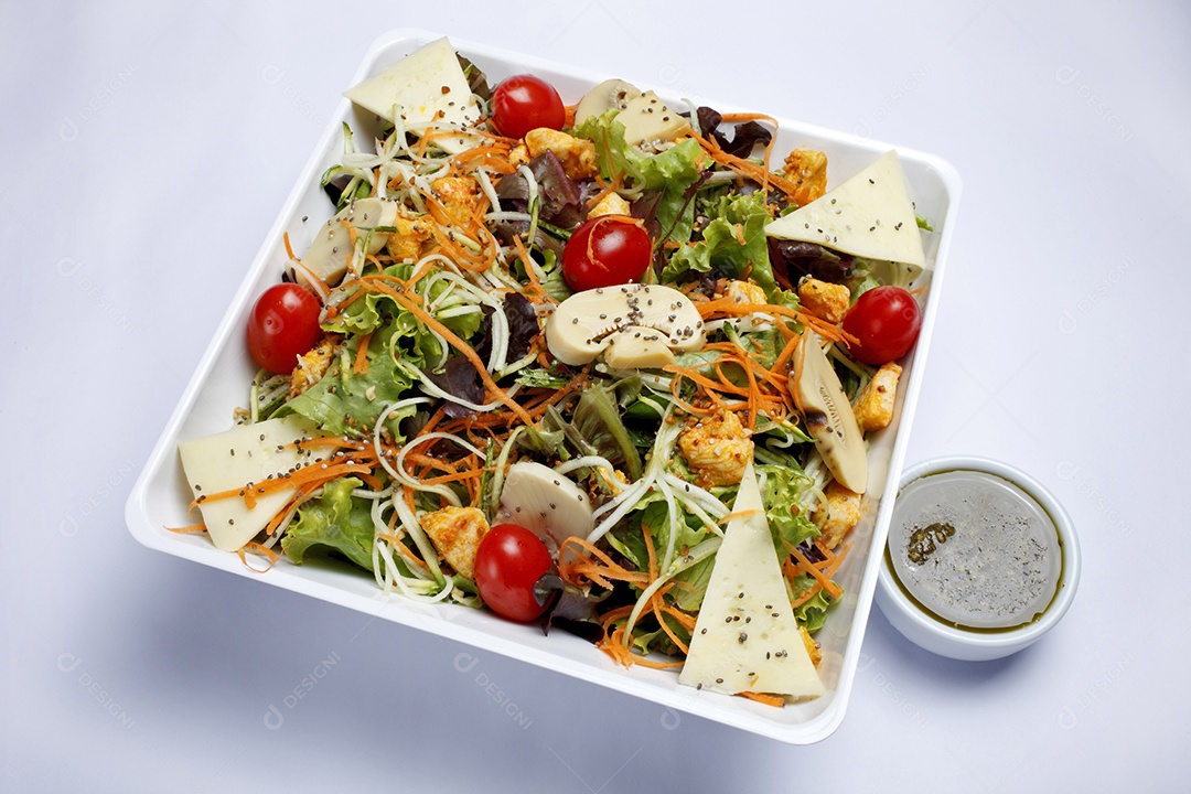 Salada com legumes variados pão queijo tomate alface cogumelo