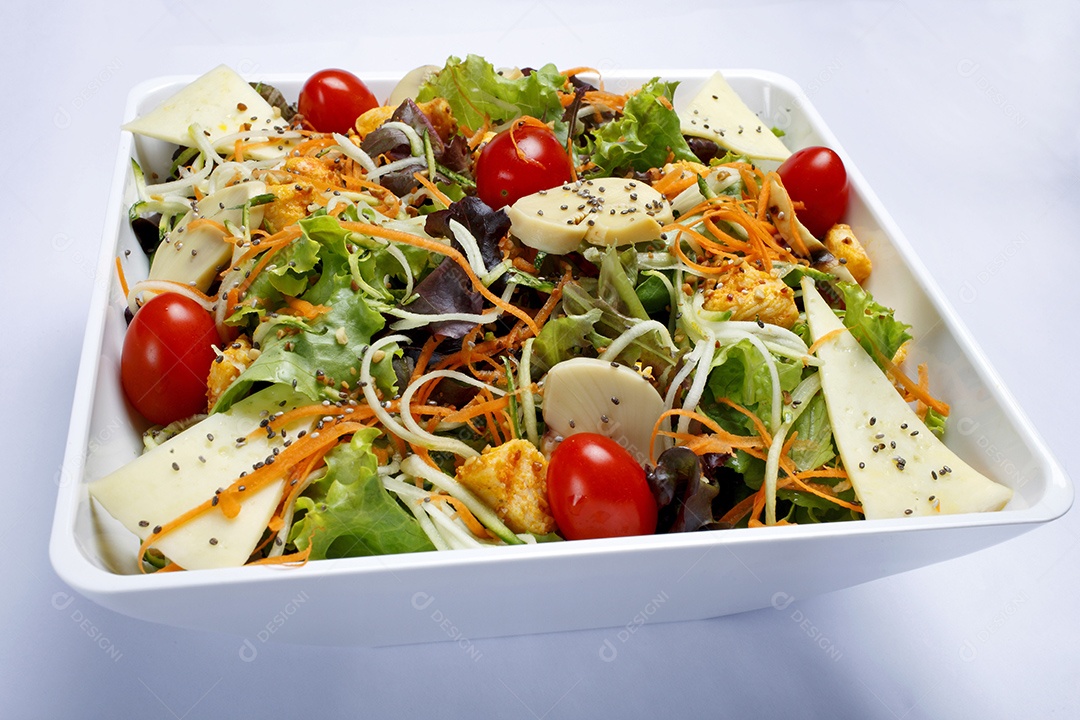 Salada com legumes variados pão queijo tomate alface cogumelo