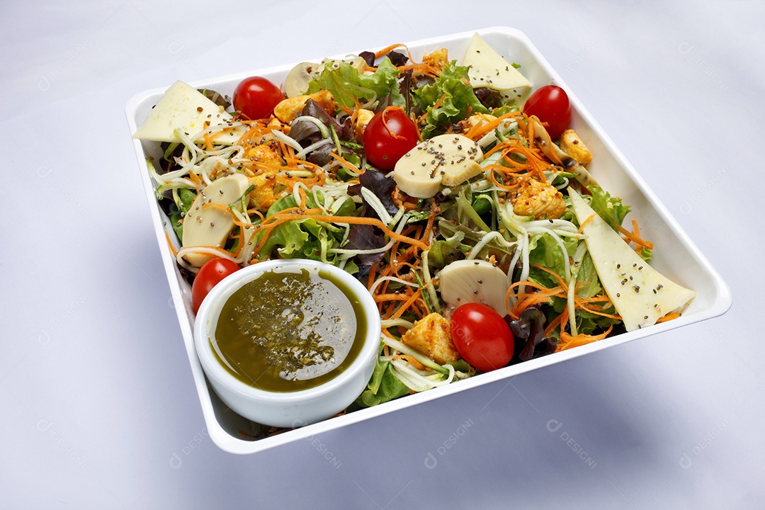 Salada com legumes variados pão queijo tomate alface cogumelo