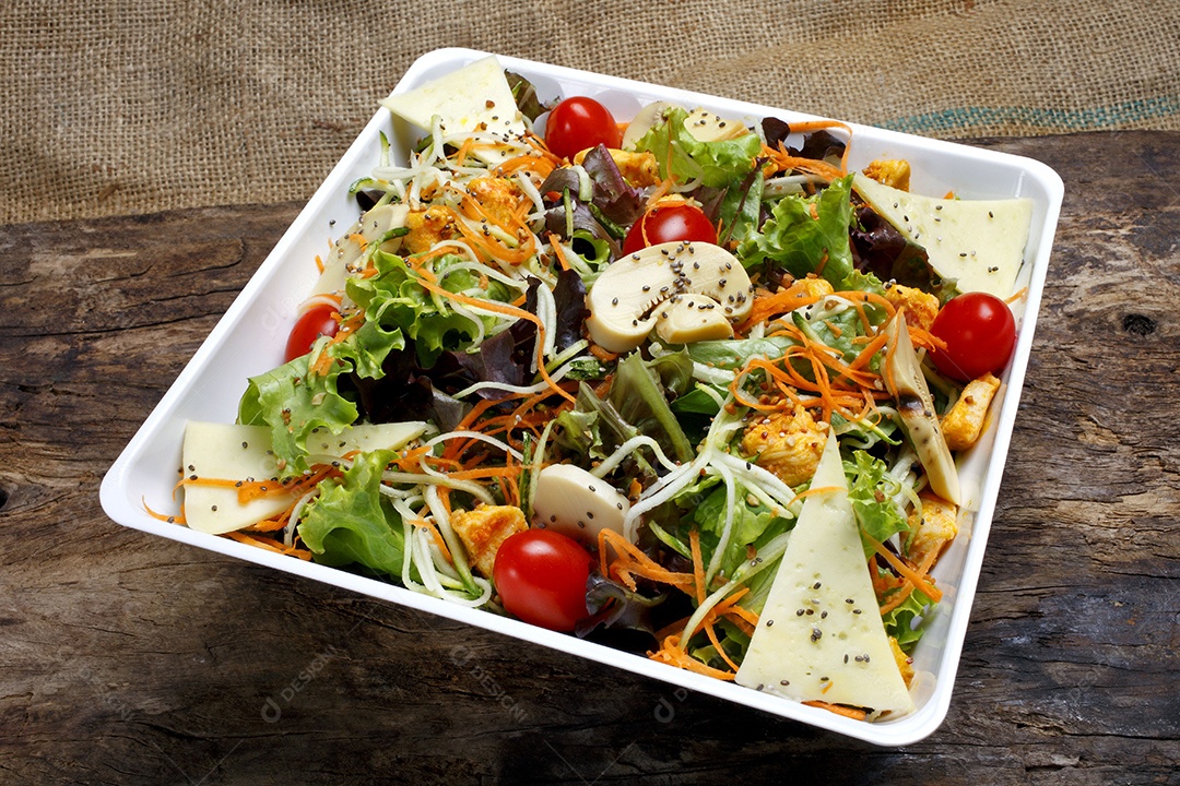 Salada com legumes variados pão queijo tomate alface cogumelo