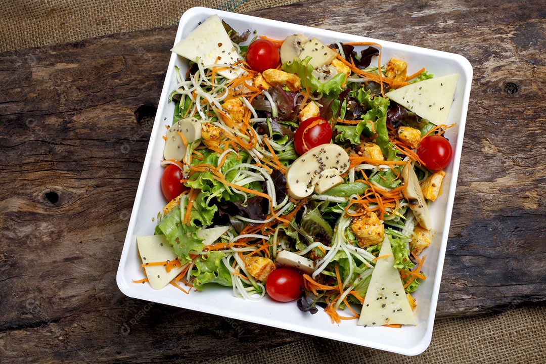 Salada com legumes variados pão queijo tomate alface cogumelo