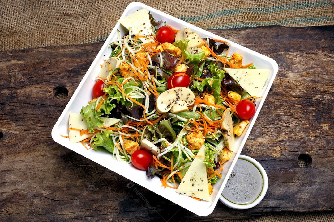 Salada com legumes variados pão castanha manga palmito