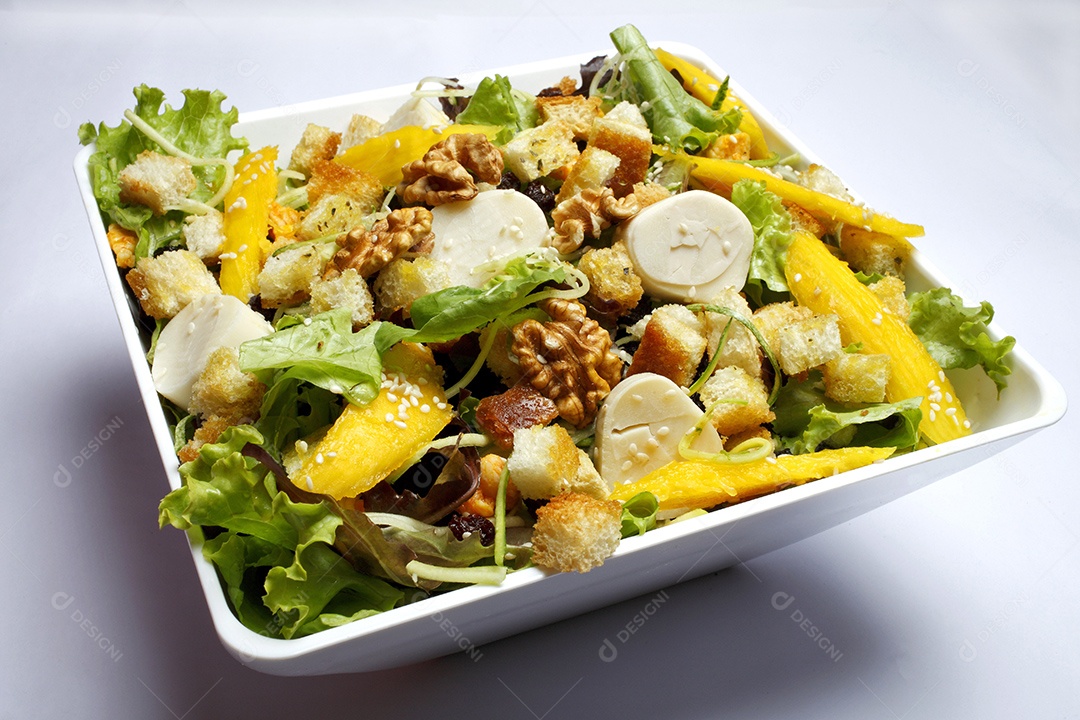 Salada com legumes variados pão castanha manga palmito