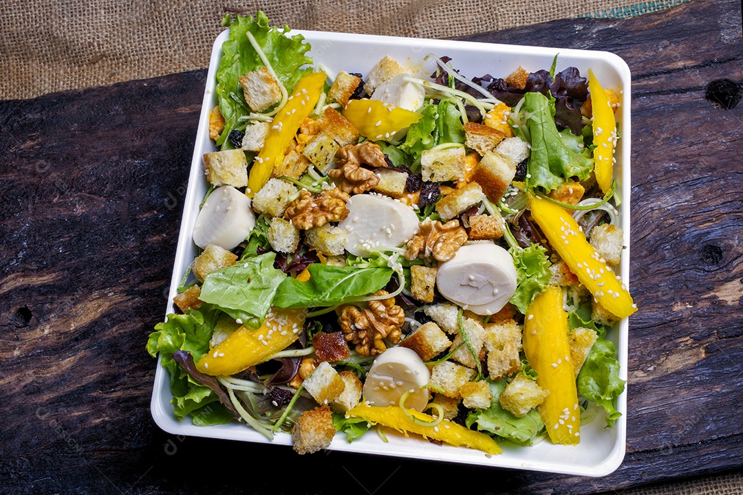 Salada com legumes variados pão castanha manga palmito