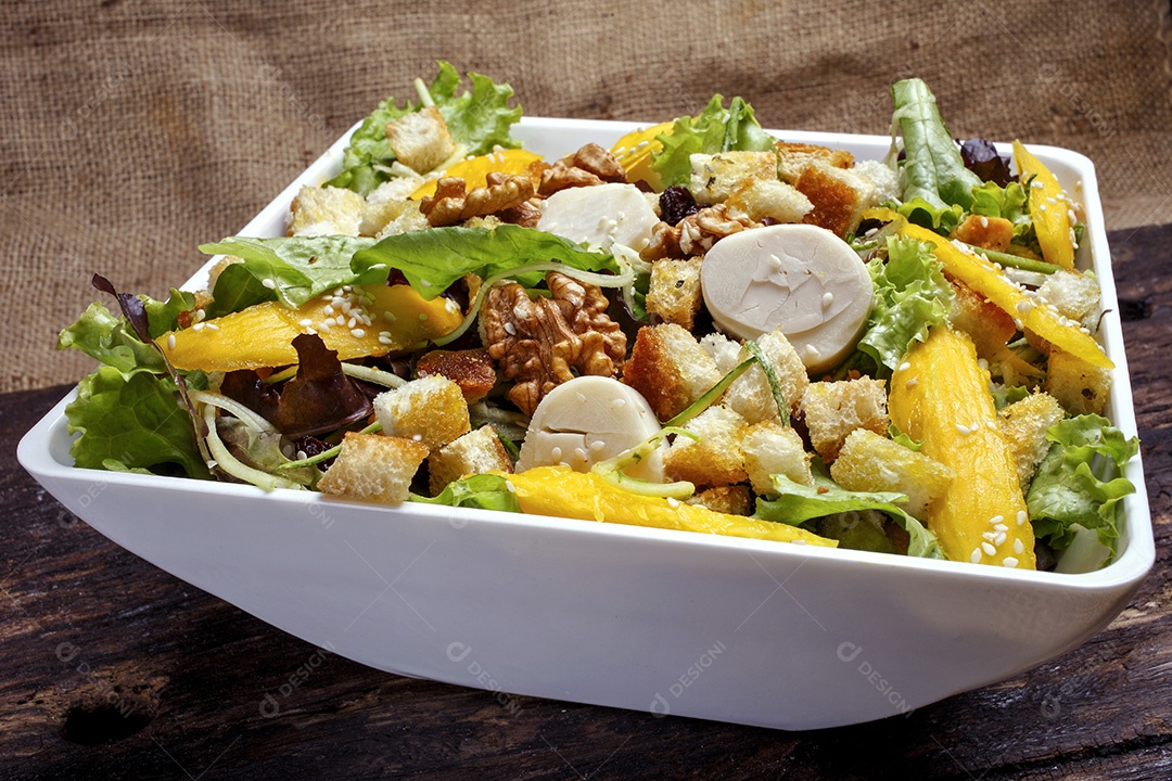 Salada com legumes variados pão castanha manga palmito