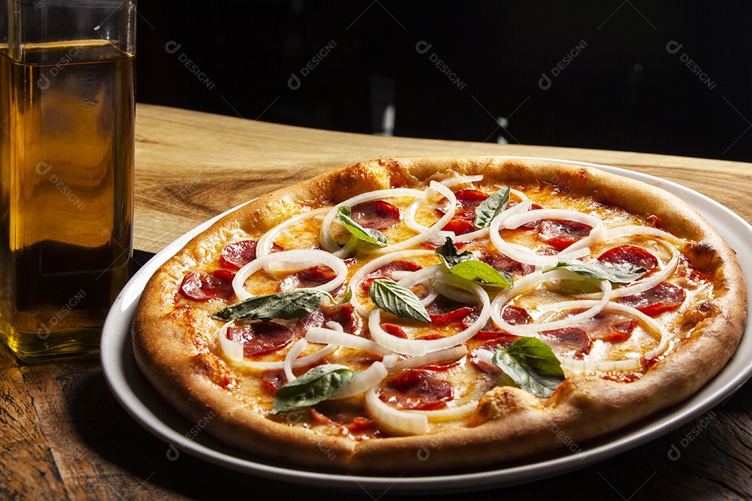 Pizza de queijo com tomates e cebolas
