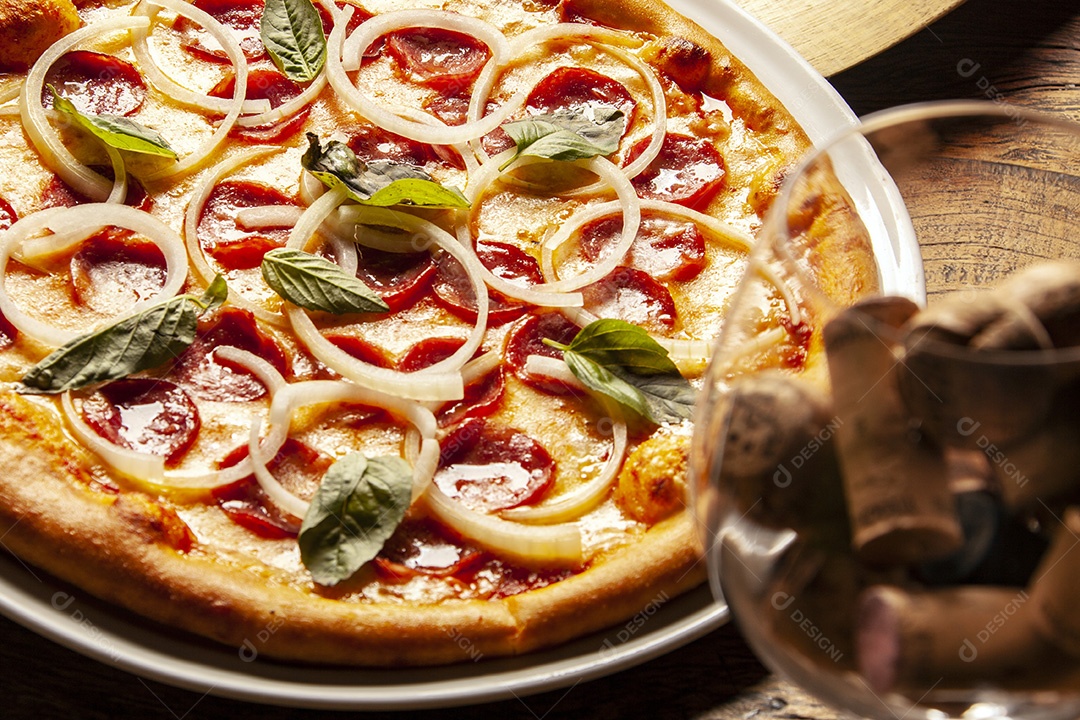 Pizza de queijo om tomates e cebola