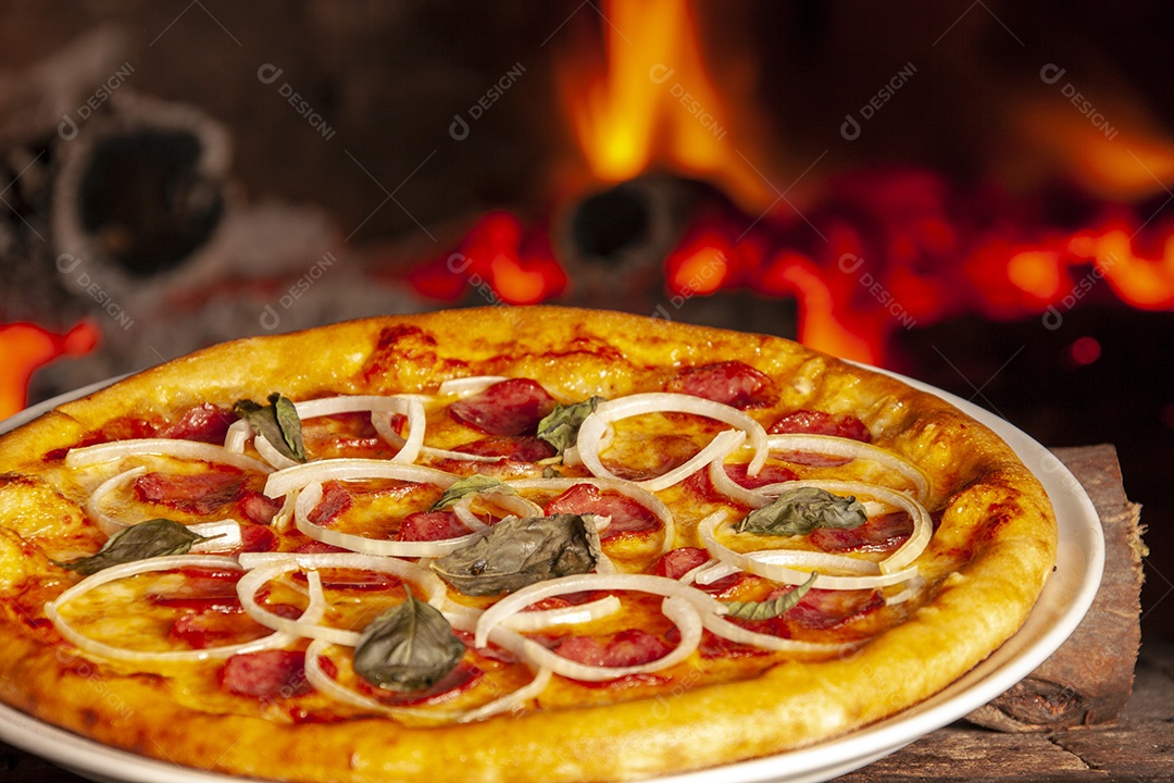 Pizza assada no forno a lenha