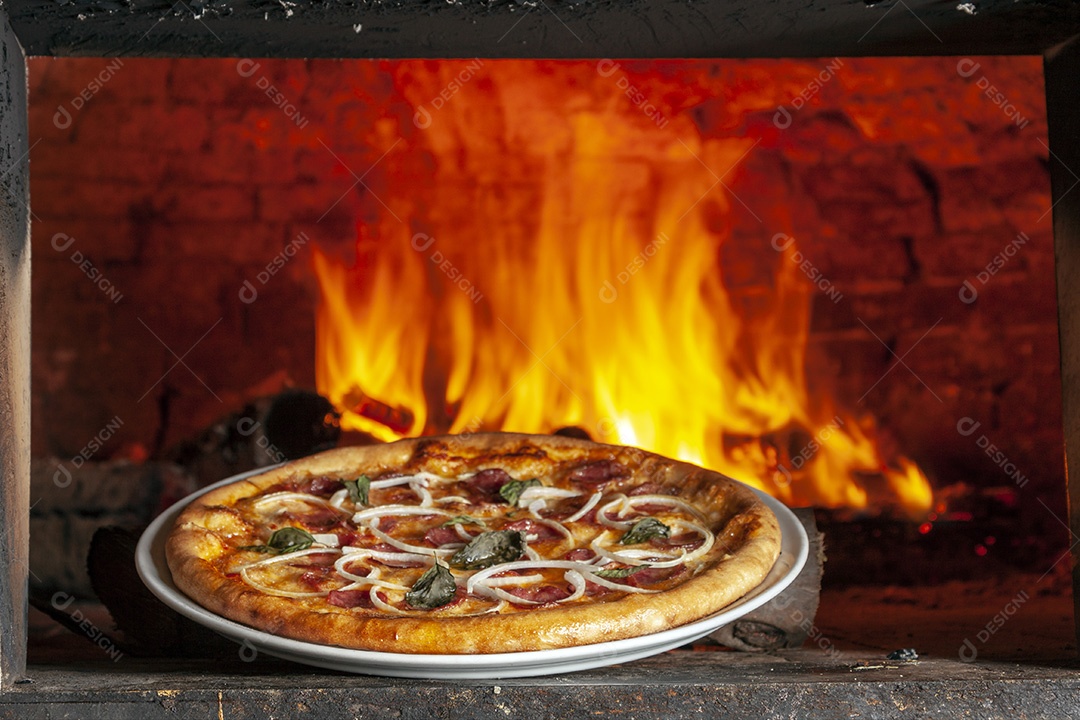 Pizza assada no forno a lenha