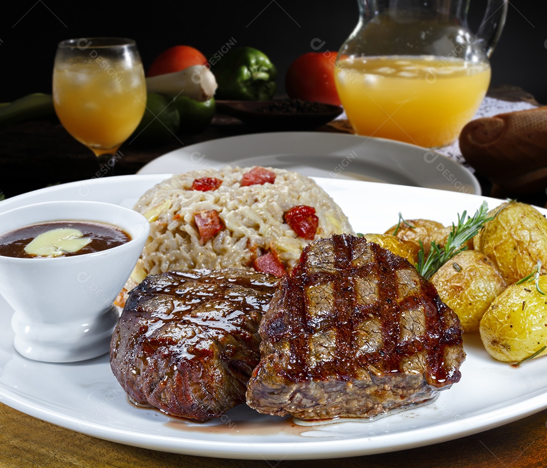 Carne grelhada com acompanhamentos