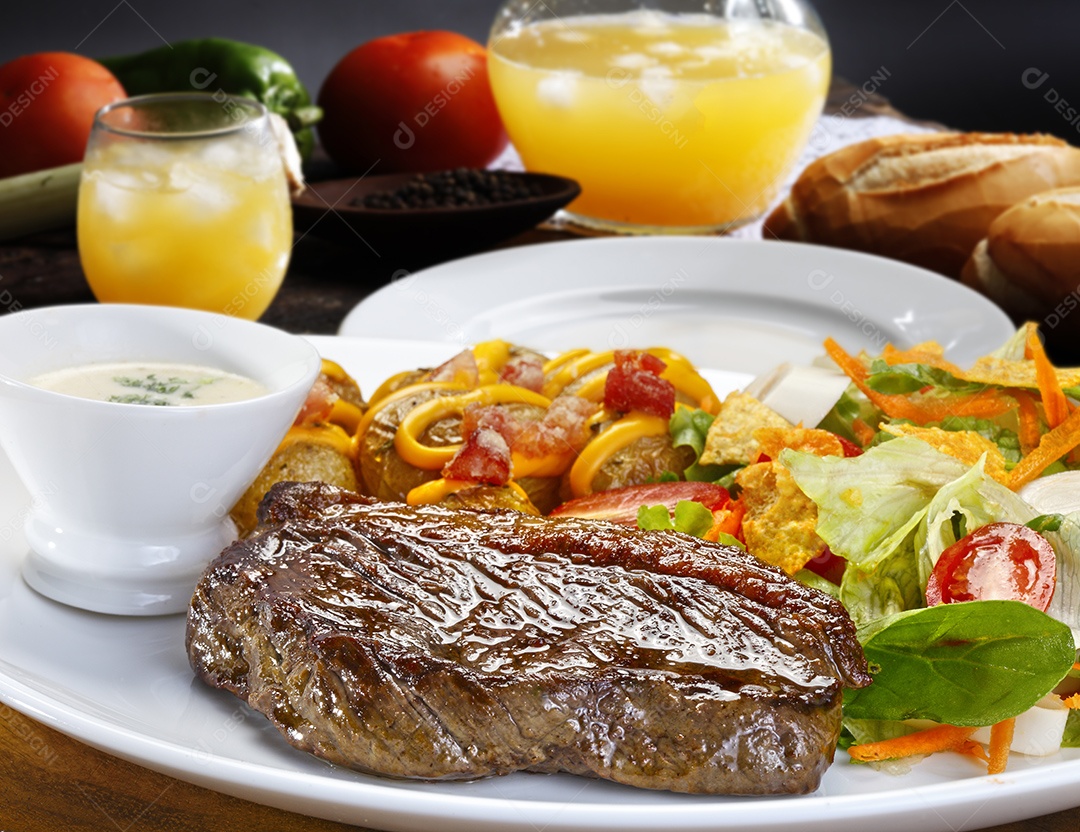 Carne assada com salada legumes