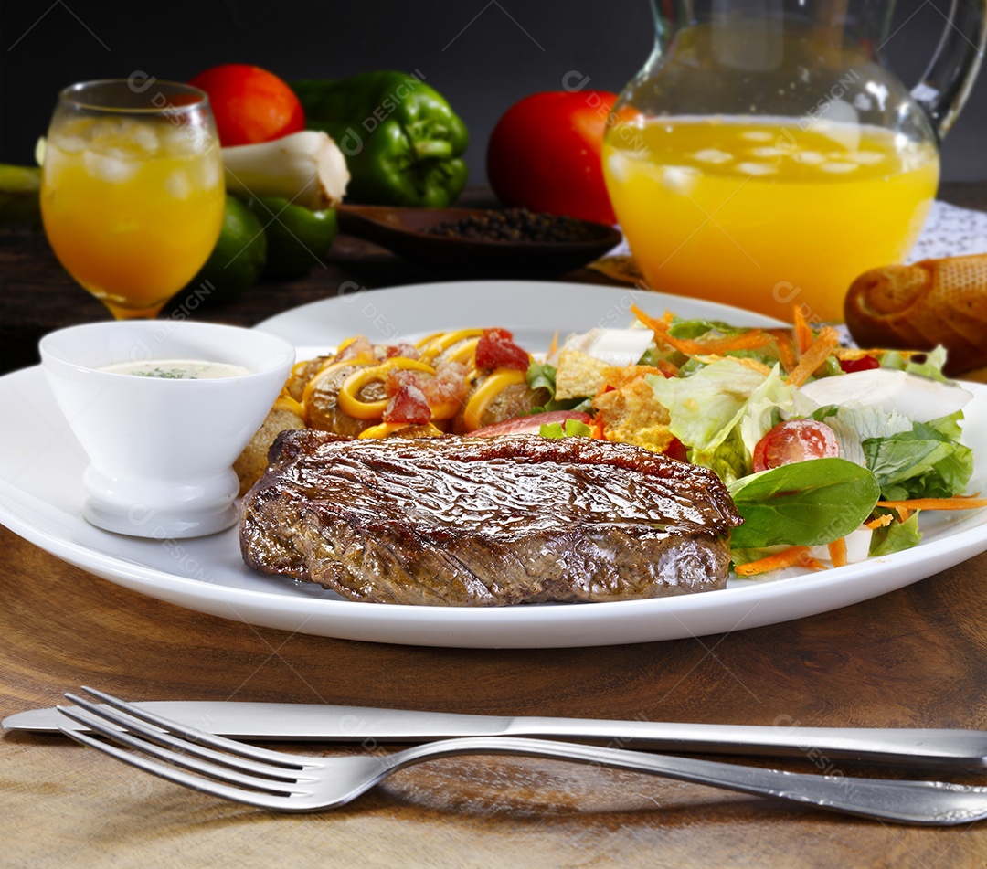 Carne assada com legumes e arroz