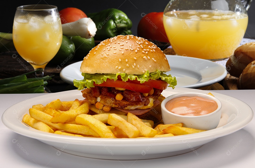 Hamburguer com batatas fritas e molho