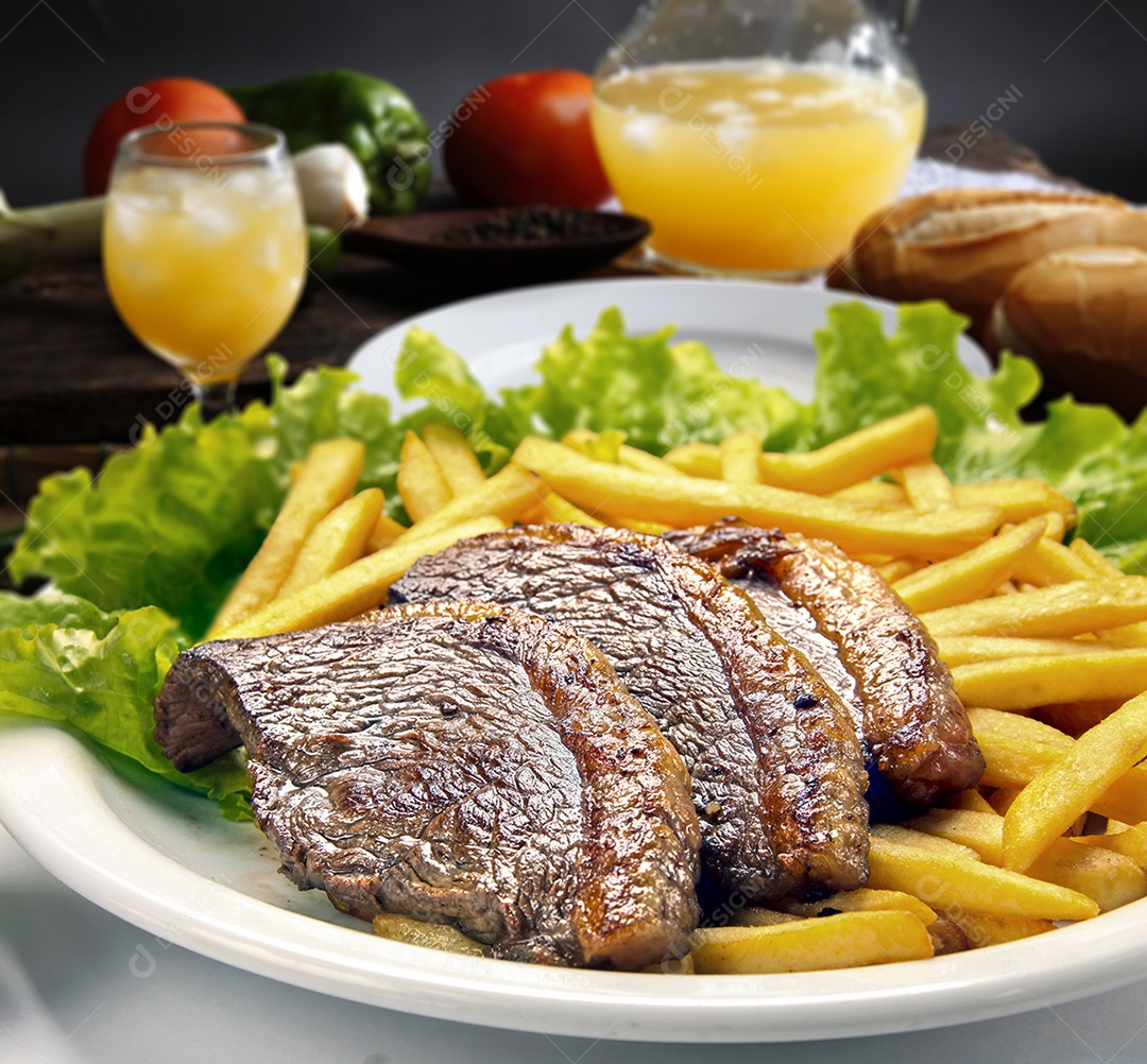 Picanha assado com batatas fritas e alface porção deliciosa