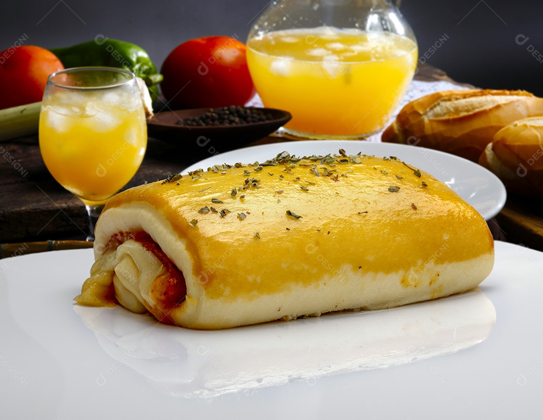 Petisco brasileiro com queijo e presunto