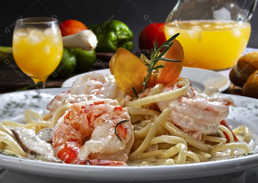 Camarão ao molho branco e macarrão gourmet