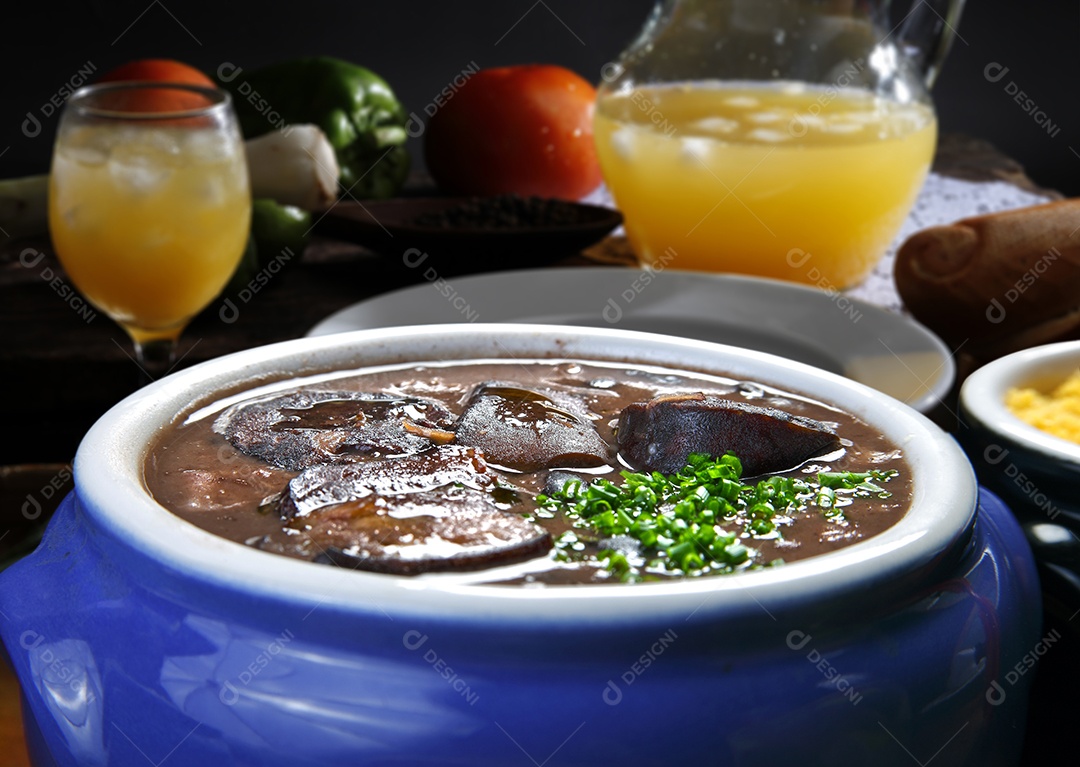 Feijoada com acompanhamentos sobre uma mesa