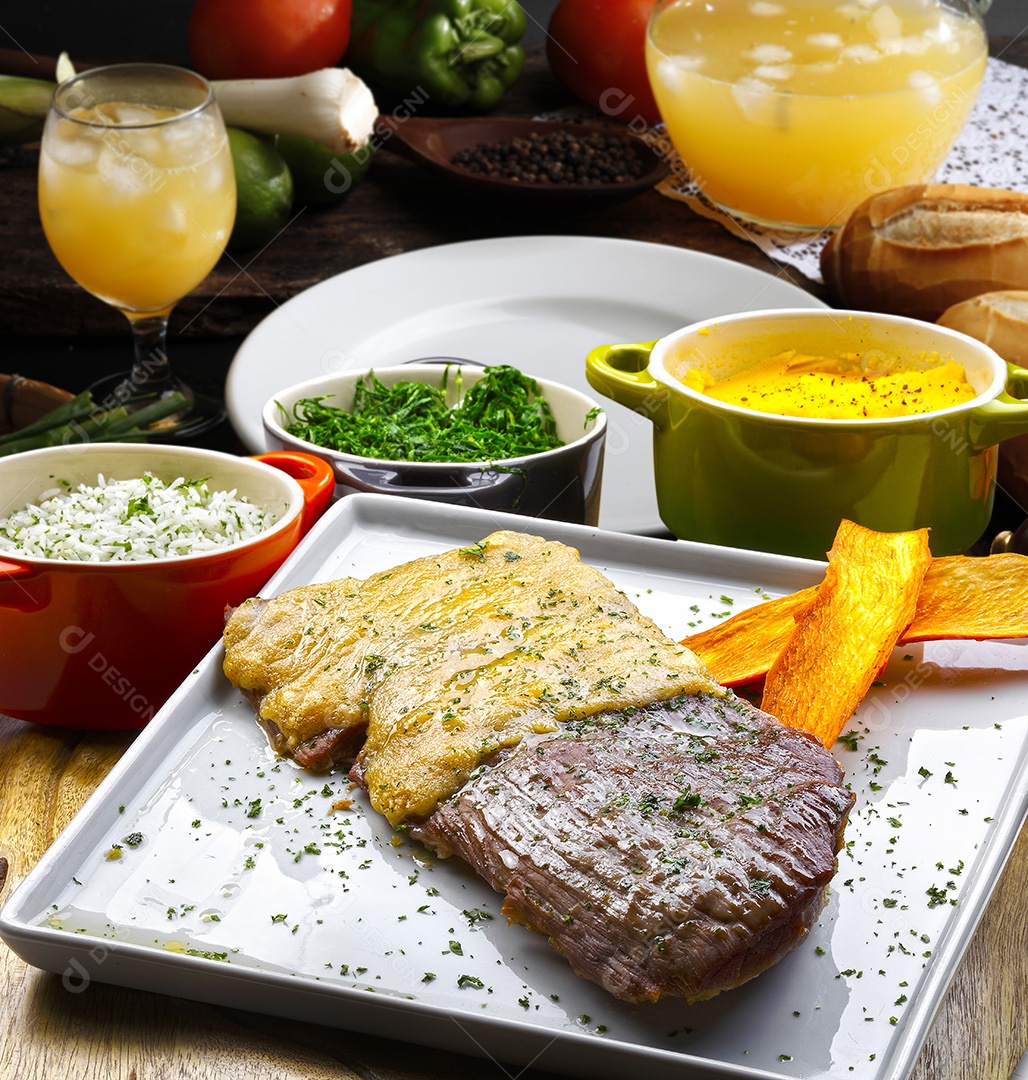 Carne grelhada com acompanhamentos