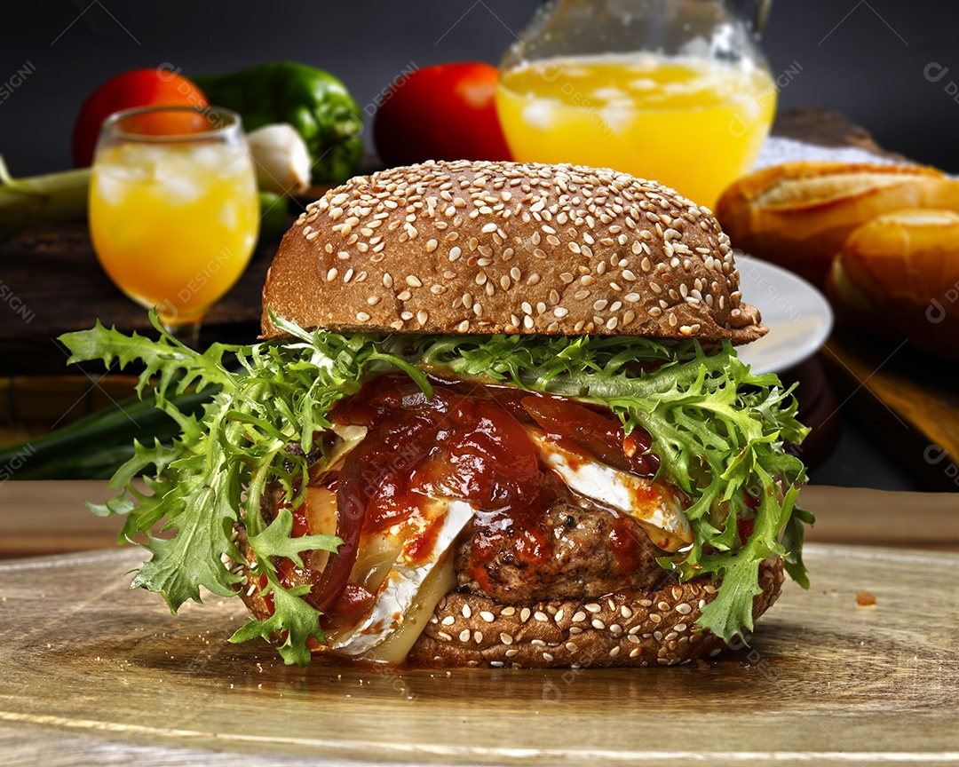 Hamburguer com alfaces e molhos bem grande