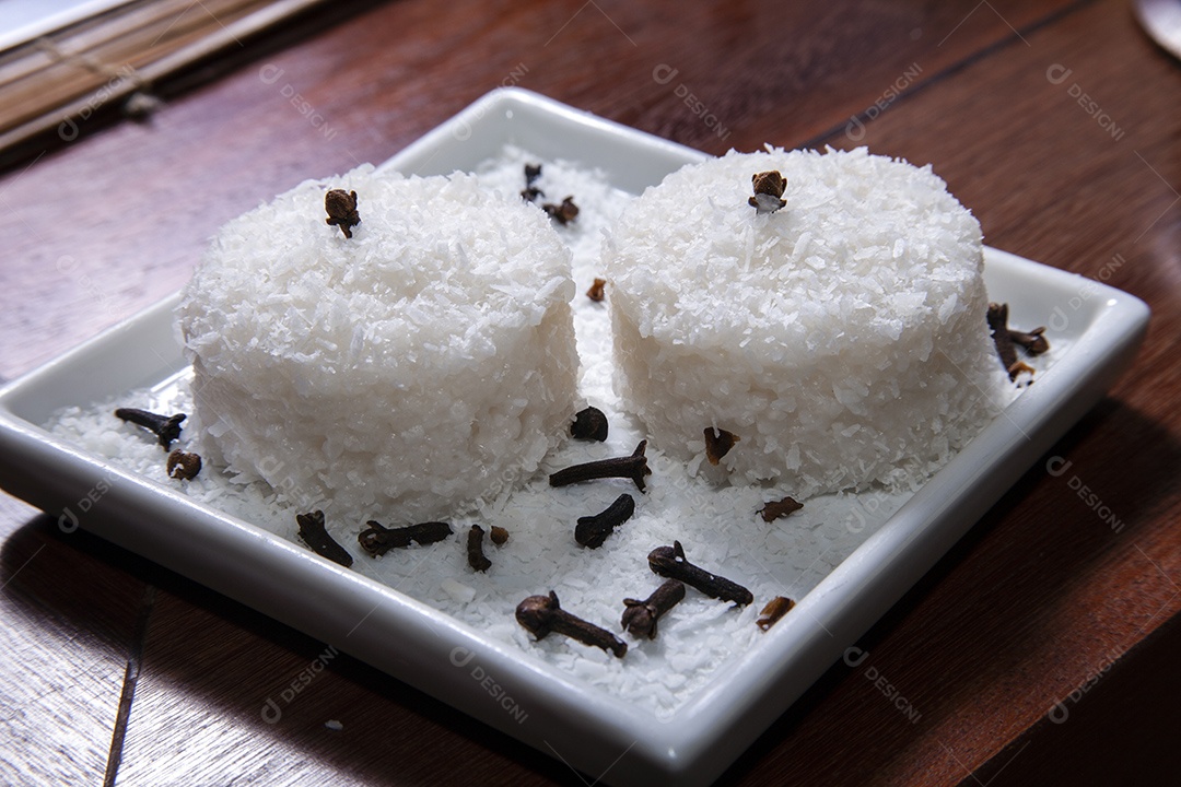 Sobremesa tradicional brasileira pudim de cuscuz doce com coco café da manhã