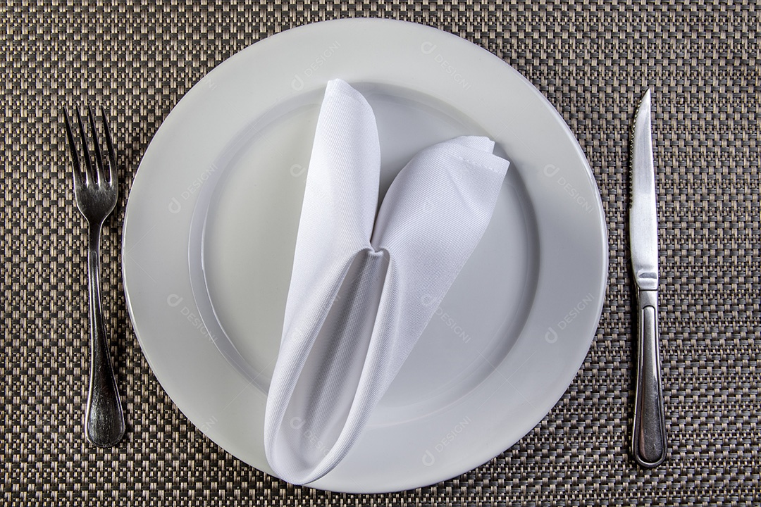 Prato preparado com talheres e guardanapo