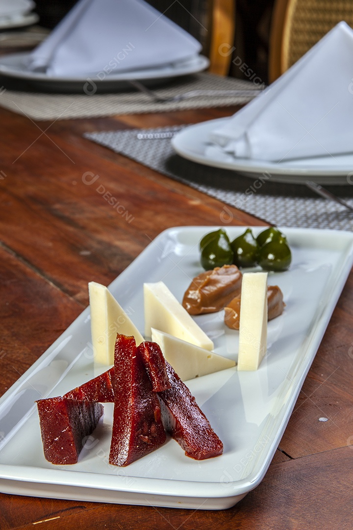 goiabada com queijo em tijela sobre mesa de madeira