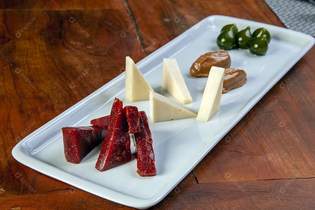 Goiabada com queijo em tijela sobre mesa de madeira