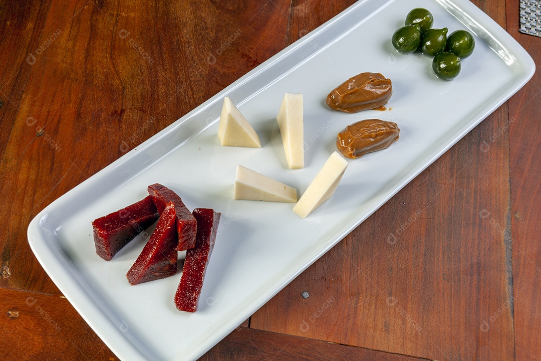Goiabada com queijo em tijela sobre mesa de madeira